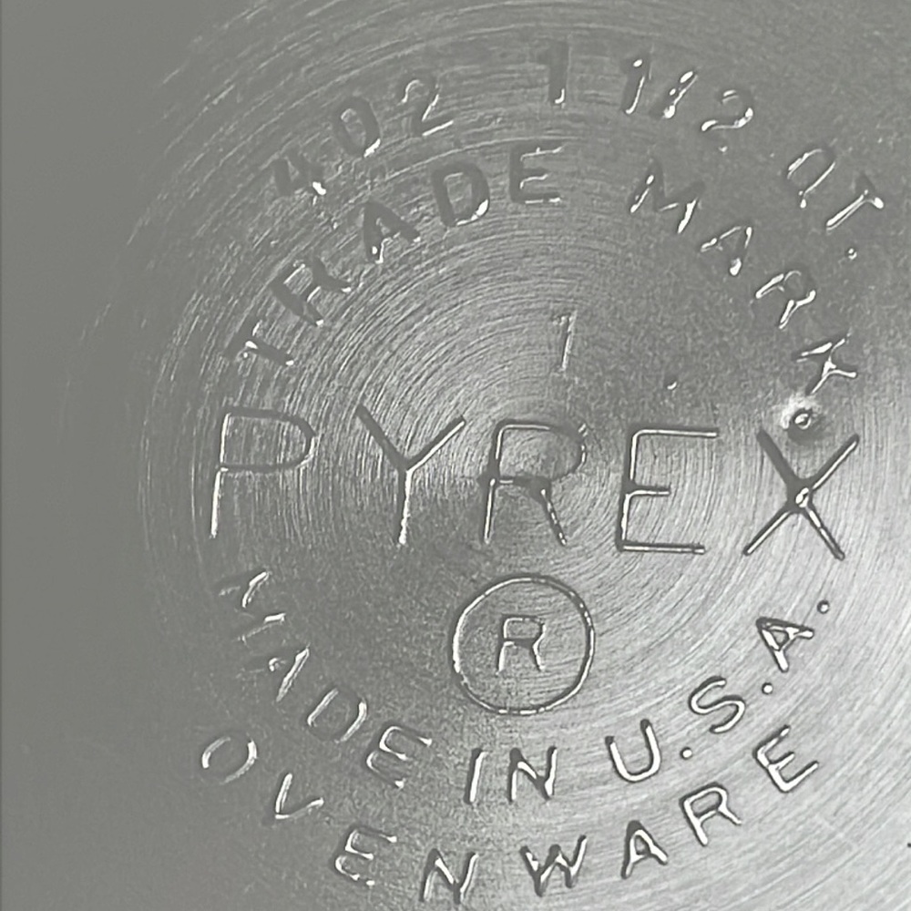 Pyrex Vintage Butterfly Gold 1 1/2 Quart Bowl. Very Gold Condition. 1 1/2 Quart. - Picture 7 of 7